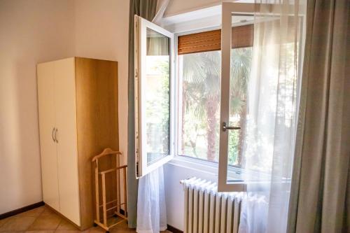 una finestra in una stanza con termosifone e finestra di LA DIMORA DEGLI ELFI casa vacanza a Pavia