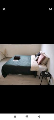 un lit avec des oreillers dessus dans une chambre dans l'établissement La maison d'Elise, à Solesmes