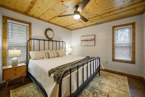 um quarto com uma cama e um tecto de madeira em Waffle Ridge em Broken Bow