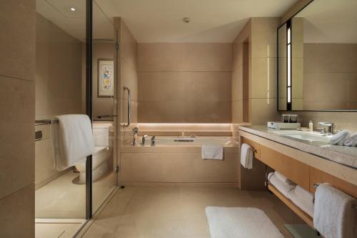 Hilton Chengdu Longquanyiにあるバスルーム