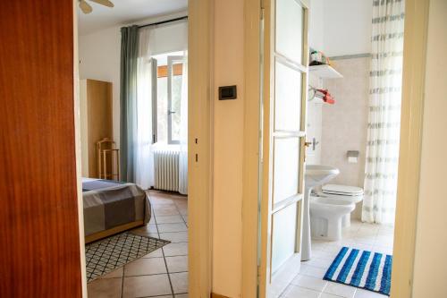 bagno con letto e servizi igienici in camera. di LA DIMORA DEGLI ELFI casa vacanza a Pavia