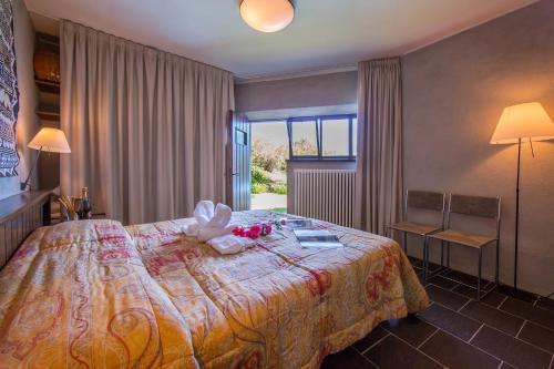um quarto de hotel com uma cama com um bicho de peluche em Menaggio Spiaggia em Griante Cadenabbia