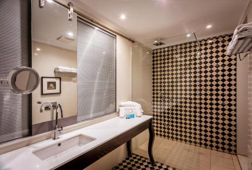 y baño con lavabo y ducha. en Daria- Authentic Israeli Experience, en HaOn