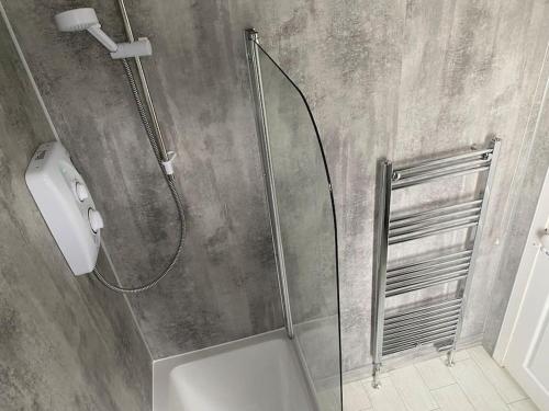 La salle de bains est pourvue d'une douche vitrée. dans l'établissement 2 Bed Apt - P&J Live, AWPR, Airport, à Aberdeen