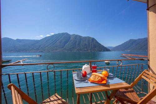 een tafel op een balkon met uitzicht op het water bij Colonno Fronte Lago in Colonno