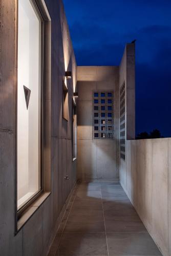 un corridoio di una casa con un soffitto blu di Ililsagye a Seogwipo