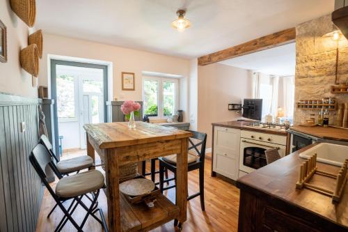 Η κουζίνα ή μικρή κουζίνα στο Olga & Ludvik country apartment