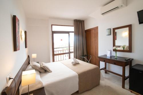 a hotel room with a bed and a window at Hotel Galera in San Antonio