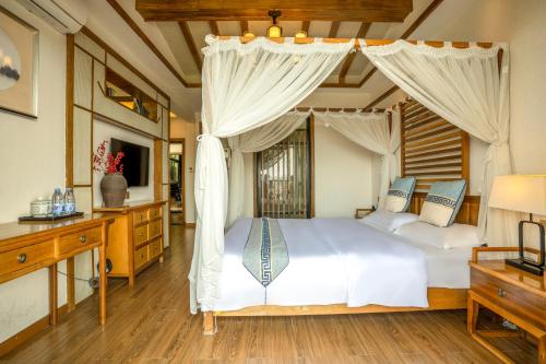 1 dormitorio con 1 cama blanca con dosel en 张家界惹莲心栖墅·精品民宿 en Zhangjiajie