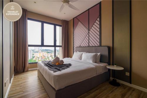 Un dormitorio con una cama y una ventana grande. en Millerz Square, Old Klang Road, en Kuala Lumpur
