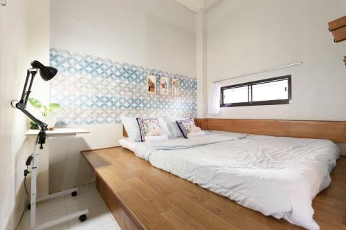 a bedroom with two beds and a lamp at Teras Sabin in Ngabean