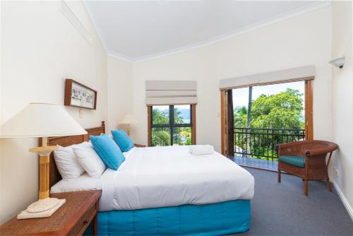 Un dormitorio con una cama grande y una ventana en The Point Villa 2 en Port Douglas