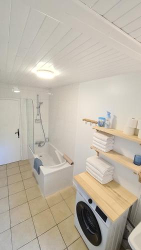 une salle de bain avec une baignoire, des toilettes et un lavabo dans l'établissement Cosy Gîte with private pool, à Montferrand-du-Périgord