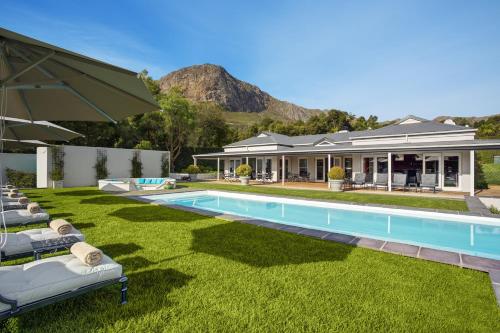 une image d'une maison avec une piscine dans l'établissement La Providence, à Franschhoek