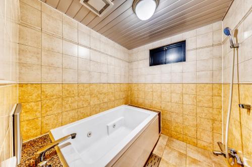 Das Bad ist mit einer Badewanne und einer Dusche ausgestattet. in der Unterkunft HOTEL LITZ HIROSHIMA -Adult Only in Hiroshima