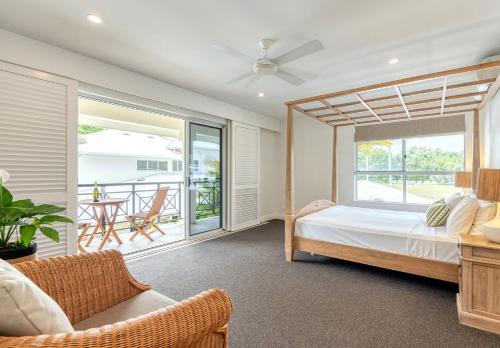 - une chambre avec un lit et un balcon dans l'établissement 7 Plantation House, à Port Douglas