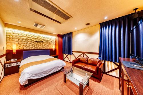 Una cama o camas en una habitación de HOTEL LITZ HIROSHIMA -Adult Only