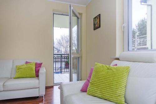 uma sala de estar com um sofá e uma cadeira em Apartament Nadmorski em Gdansk