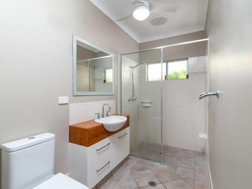 La salle de bains est pourvue de toilettes, d'un lavabo et d'une douche. dans l'établissement Blue Sage, à Port Douglas
