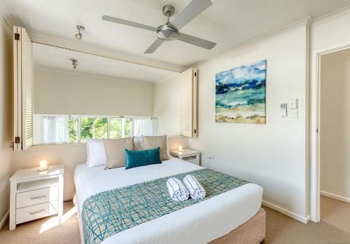- une chambre avec un grand lit et une fenêtre dans l'établissement Tropical Escape, à Port Douglas