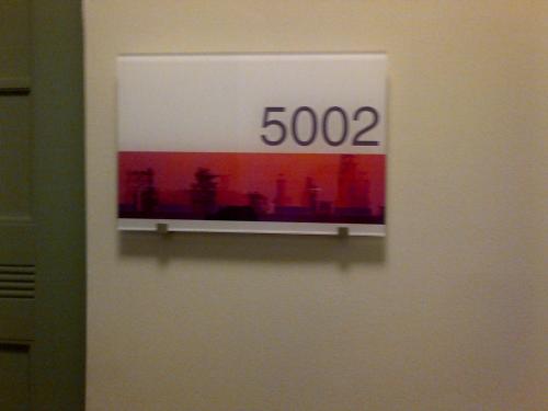 a sign on a wall with a clock on it at Living Apartments Ludwigshafen in Ludwigshafen am Rhein