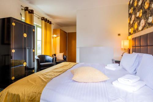 a hotel room with a bed with two towels on it at Zeitgeist Rathen by STEIGER Hotels in Kurort Rathen