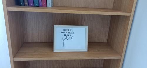 ein Bücherregal mit einem Schild, auf dem steht, dass es sie nicht glücklich macht. in der Unterkunft La casa di Ali in Abbadia San Salvatore