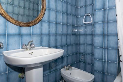 クリェラにあるLas Vegas, Esc-3, 7º-19の青いタイル張りのバスルーム(洗面台、トイレ付)