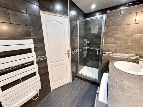 une salle de bain avec une douche, un lavabo et des toilettes dans l'établissement Appartement cosy : 3 chambres, à Marseille