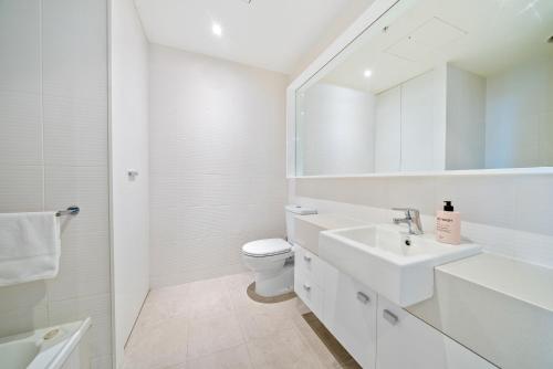 墨爾本的住宿－Southbank ONE - 2Br Apartment，白色的浴室设有水槽和卫生间。