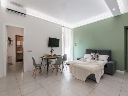 ein Wohnzimmer mit einem Sofa und einem Tisch mit Stühlen in der Unterkunft The Best Rent - Bright flat near San Pietro in Rom