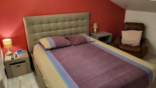 une chambre avec un grand lit et une chaise dans l'établissement Gite moderne et calme, à Moncel-sur-Seille