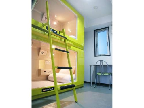 大阪市にあるHotel Shin-Imamiya - Vacation STAY 36286vの二段ベッド1組(はしご付)が備わる客室です。