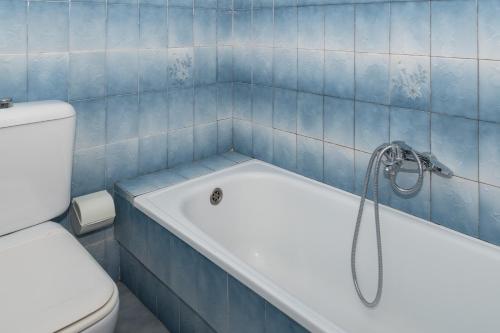uma casa de banho com banheira e WC em Florazar 2, Ix-7-B em Cullera