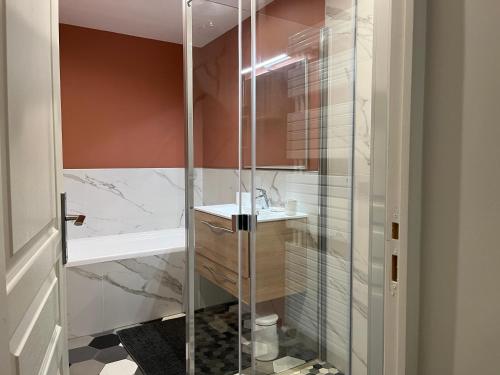 W łazience znajduje się prysznic i umywalka. w obiekcie La Gitane w mieście Saint-Valéry-sur-Somme