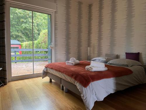 - une chambre avec un lit et des serviettes dans l'établissement La Gitane, à Saint-Valery-sur-Somme