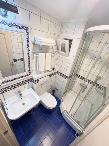 Bilik mandi di Hotel Novano