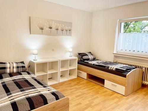 1 dormitorio con 2 camas y ventana en Gemütliche Wohnung in Siegen en Siegen