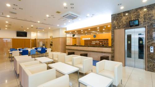 una sala de espera con sillas y mesas blancas en Toyoko Inn Tokyo eki Shin ohashi Mae en Tokio