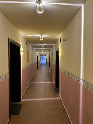 einen Flur mit einem langen Korridor mit einem langen Flur in der Unterkunft STENATA Sport Apartments in Pamporowo