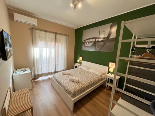 un dormitorio con una cama y una litera en Casa Emma, en Pescara