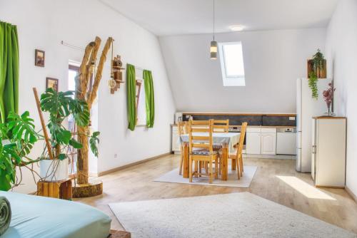 cocina y comedor con mesa y sillas en Luxus Apartment! Küche, Balkon, Netflix, Parkplatz - 8 Personen, en Ilmmünster