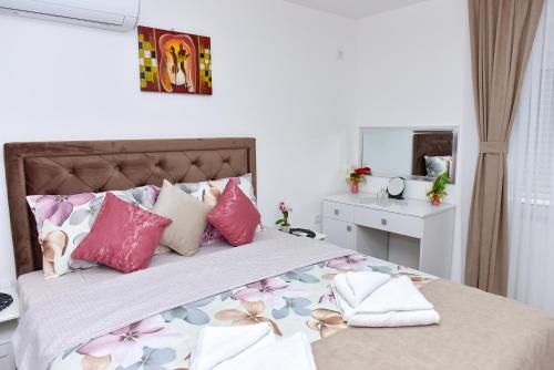 Postel nebo postele na pokoji v ubytování Apartmani Simić
