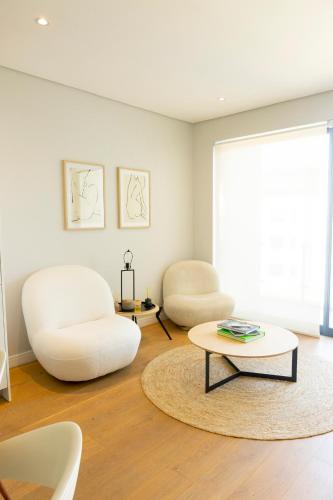 uma sala de estar com duas cadeiras e uma mesa de centro em Modernday Homes em Joanesburgo