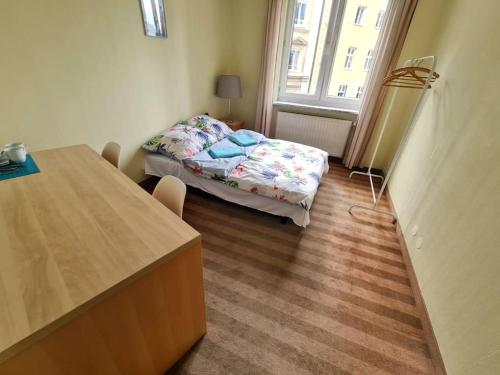 Camera piccola con letto e tavolo di Fantastic - Z6 Room - 202B a Varsavia