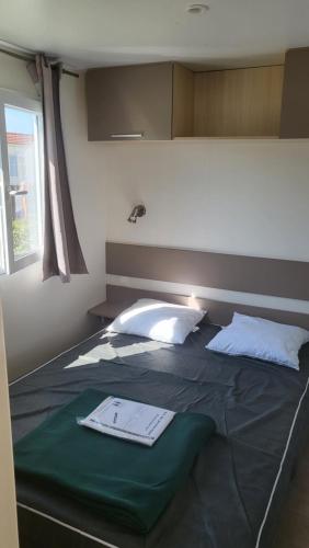 - une chambre avec un lit et une couverture verte dans l'établissement Le Phare d'Opale IV, G6, à Le Portel