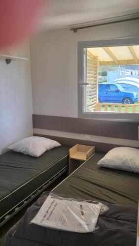 Habitación con 2 camas y ventana con coche al aire libre en Le Phare d'Opale IV, G6, en Le Portel
