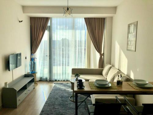 uma sala de estar com um sofá e uma mesa em Secured Lux 1-bedrroom apartment - Gym, Sauna & Parking 193 em Beylikdüzü