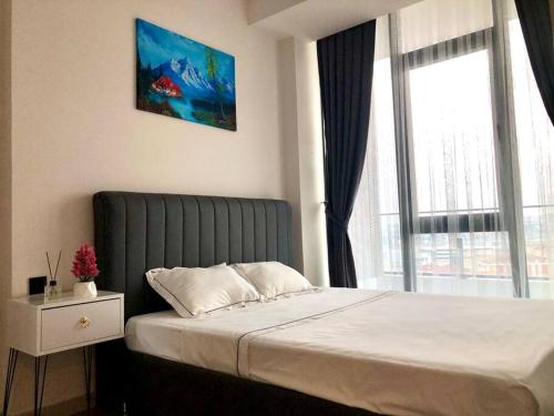 um quarto com uma cama com uma cabeceira azul e uma janela em Secured Lux 1-bedrroom apartment - Gym, Sauna & Parking 193 em Beylikdüzü
