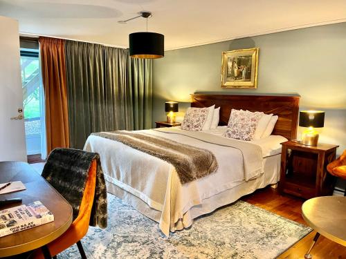 a hotel room with a bed and a table at Sydkustens at Pillehill in Skivarp